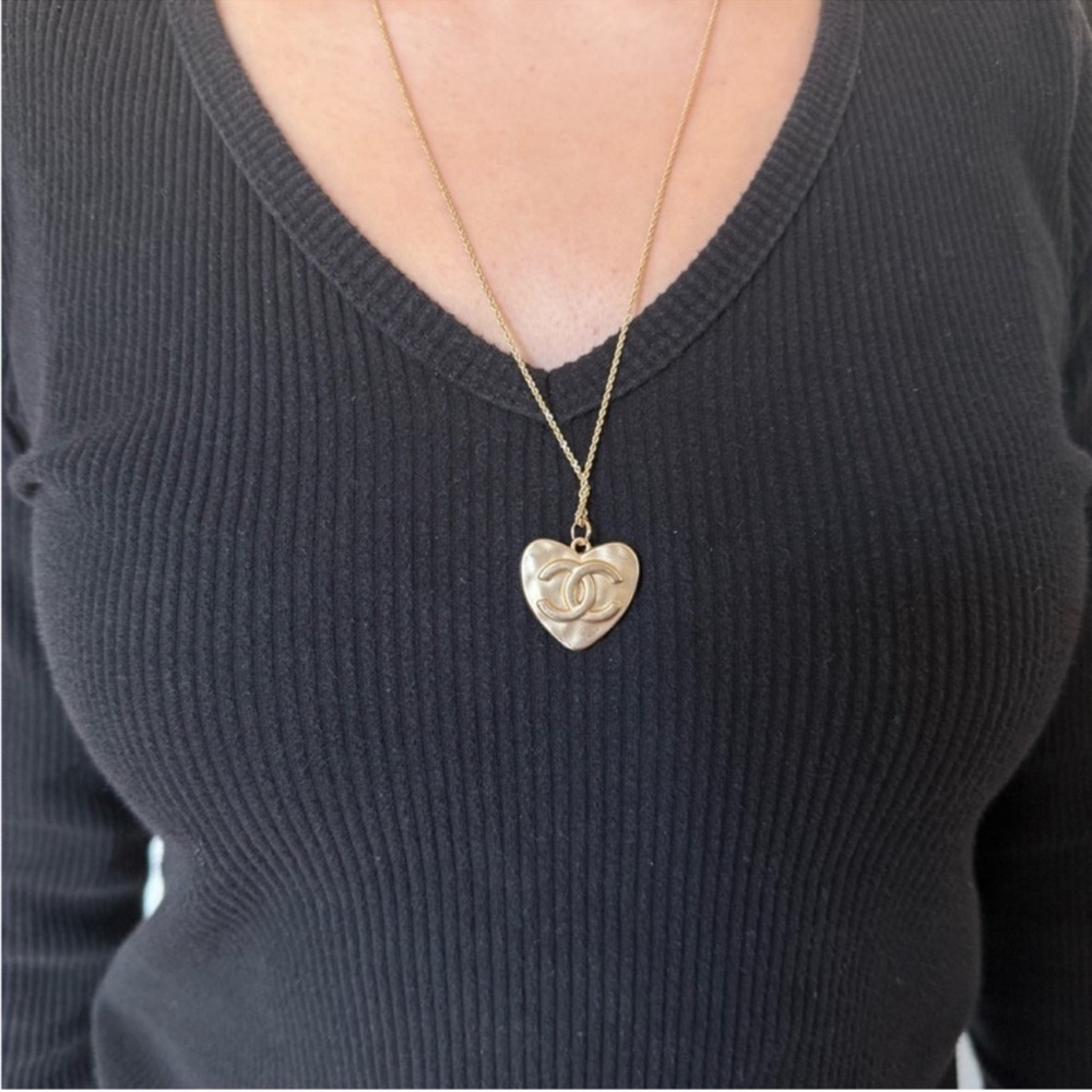 New CHANEL Silver Heart Pendant Necklace - Picture 7 of 7